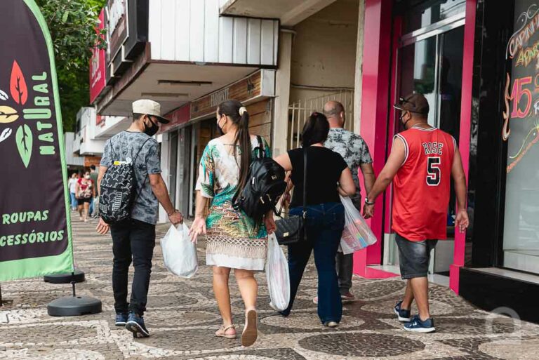 Comércio ficará aberto até as 13h neste sábado, em Umuarama