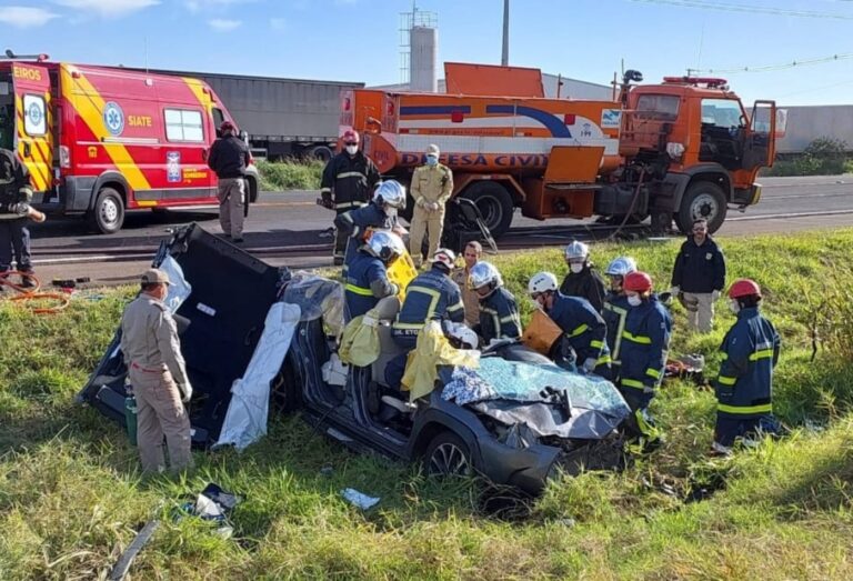 Vídeos mostram grave acidente na PR-444 que deixou quatro pessoas feridas