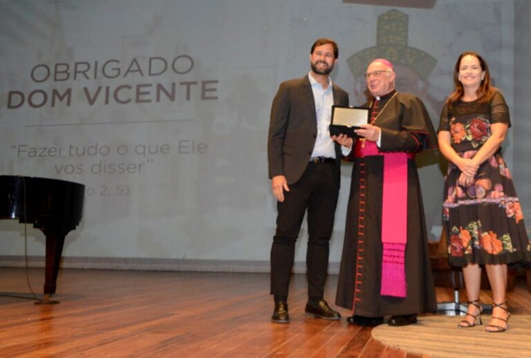 Cerimônia homenageia o Bispo Dom Vicente Costa, que se aposenta no próximo dia 13