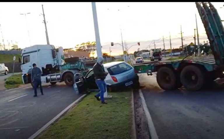 Dois veículos param no canteiro da avenida Portugal após carreta ter problema nos freios