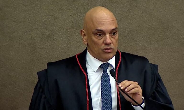 Alexandre de Moraes defende democracia e sistema eleitoral em discurso de posse no TSE