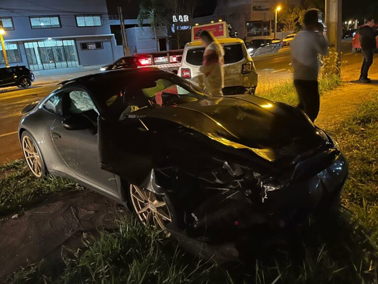 Porsche avaliado em cerca de R$ 1 milhão fica destruído ao bater em veículos estacionados