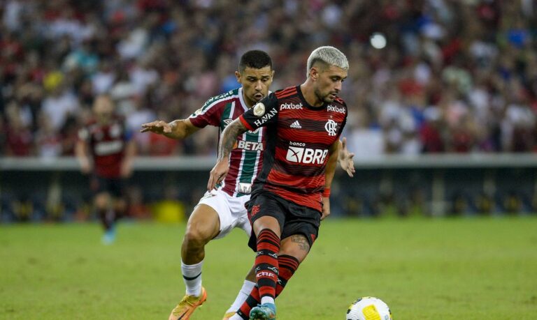 Em momentos opostos, Flamengo e Fluminense disputam clássico no Maracanã