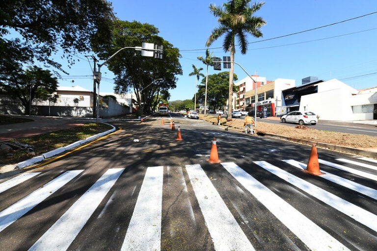 Reforço na sinalização completa obra para aumentar fluidez no trânsito na av. Parigot de Souza