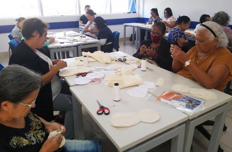 Produção de bonecas artesanais gera renda e serve como terapia ocupacional