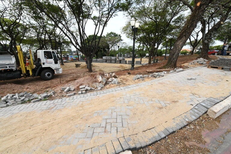 Praça Sete de Setembro passa por revitalização com investimento de R$ 235,4 mil