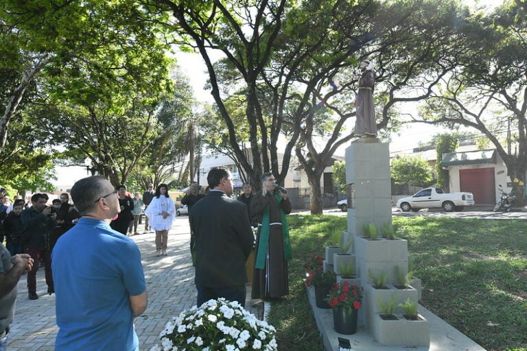Praça do Alto São Francisco é revitalizada e ganha imagem do padroeiro