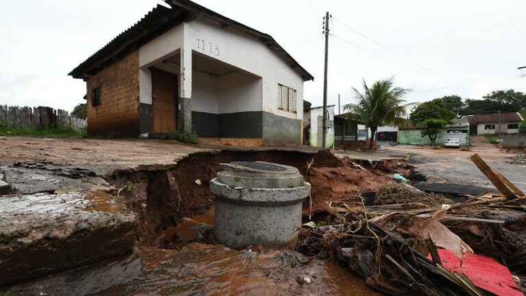 Após temporal em Umuarama, equipes da Prefeitura se unem para recuperar estragos
