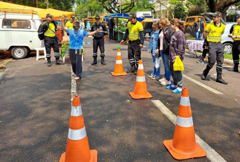 População participou de experiência com óculos simuladores de embriaguez em Umuarama