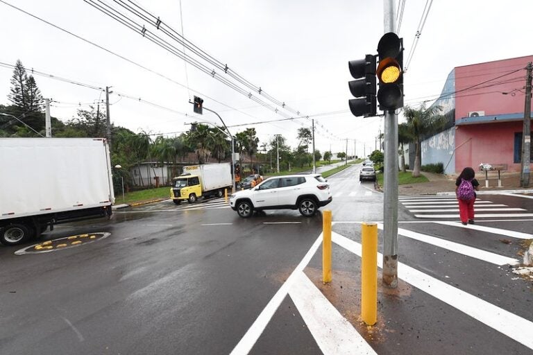 Cruzamento das avenidas Goiânia e Castelo Branco ganha sinalização semafórica