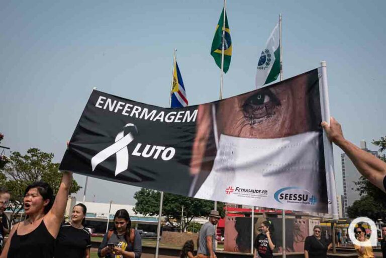 Umuarama tem ato em defesa do piso nacional de enfermagem na praça Miguel Rossafa