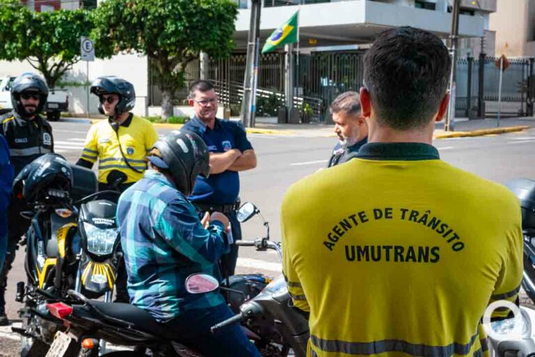Abordagem a condutor no centro de Umuarama gera polêmica e resulta em apreensão de moto irregular