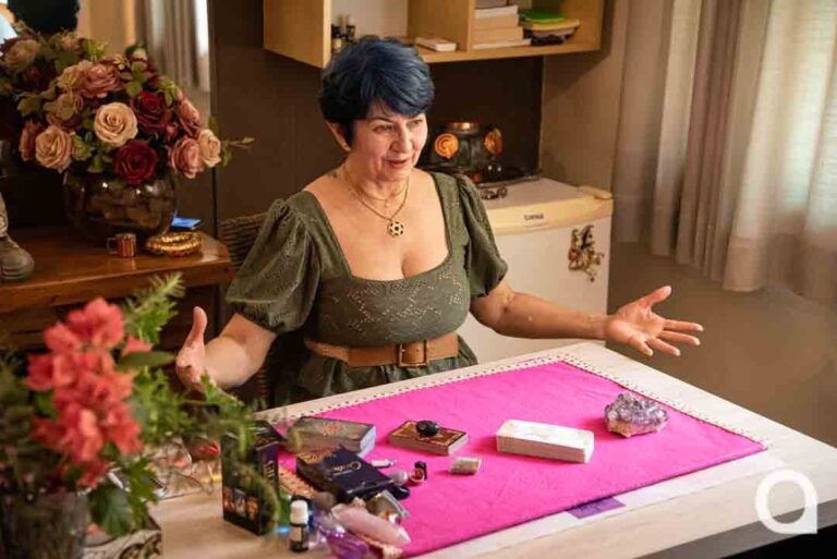 Cabeleireira combina tesouras e cartas de tarô e dá novo sentido ao seu salão de beleza