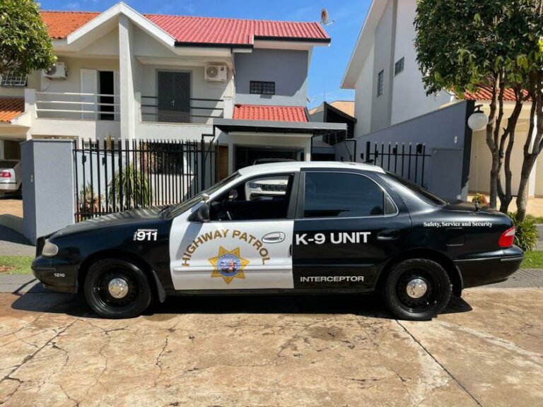Réplica dos antigos carros de polícia dos EUA chama a atenção nas ruas de Maringá