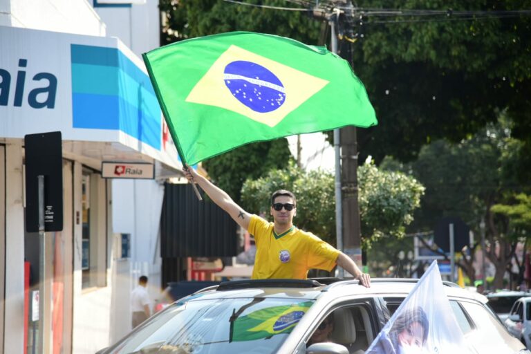 (VÍDEO) Milhares saem às ruas de Umuarama na comemoração do 7 de Setembro