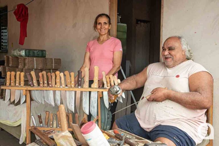 Aposentado e esposa garantem renda extra e ‘boa terapia’ com facas artesanais