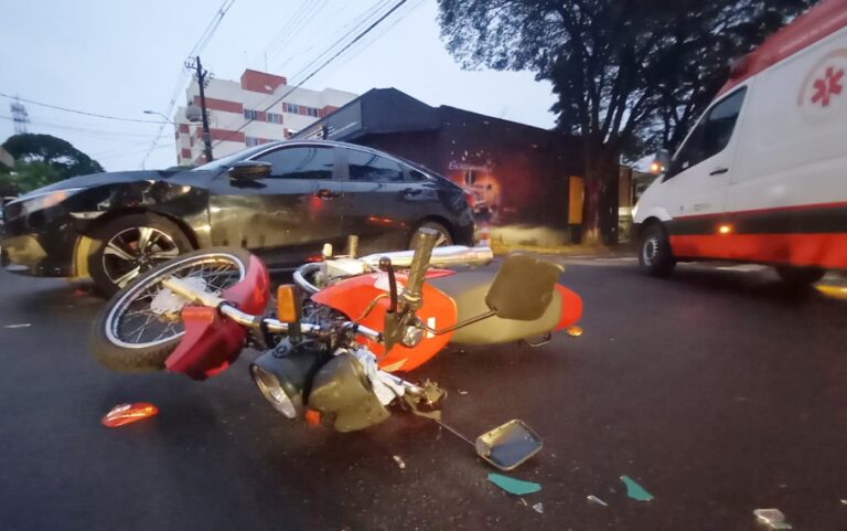Motociclista é socorrido após colisão no cruzamento das ruas Mandaguari e Arapongas