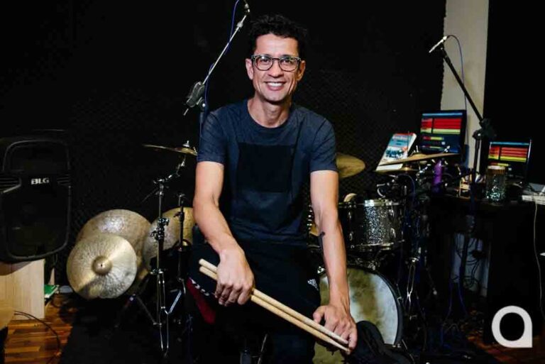 Idealista e disciplinado, músico dá salto na carreira com escola de bateria