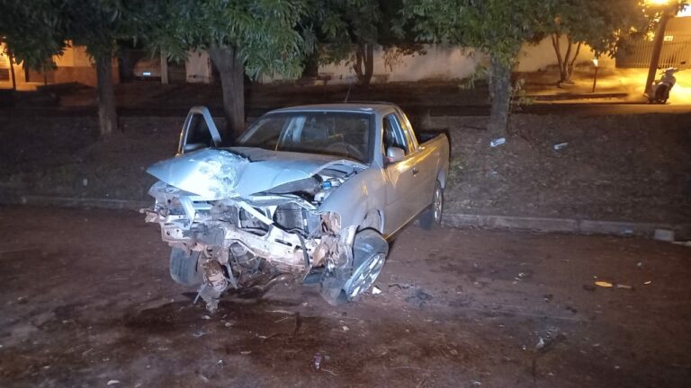 (Vídeo) Motorista é ejetado e fica embaixo do veículo em acidente na avenida Goiânia