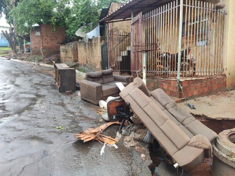 Chuva invade casas no Parque Industrial e Assistência Social pede doações de colchões