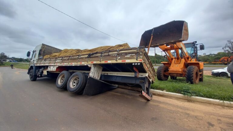 (Vídeo) Buraco ‘engole’ parte de caminhão em marginal da PR-323, em Umuarama