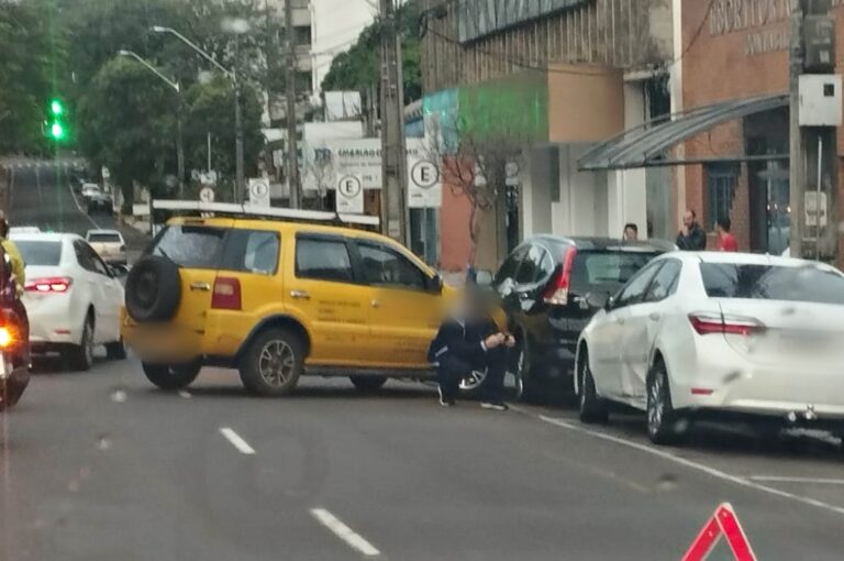 Umuarama: Acidente na avenida Brasil envolve três carros; dois estavam estacionados