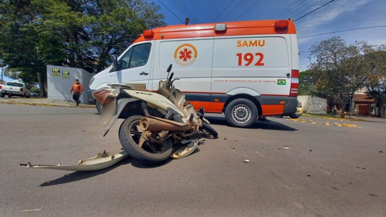Jovem fica ferido após colisão entre carro e moto na Zona II, em Umuarama