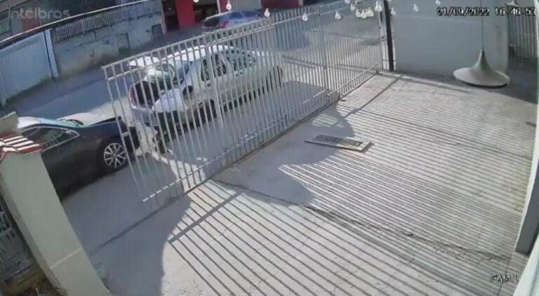 (Vídeo) Câmera flagra homem fugindo de atropelamento em cima de calçada