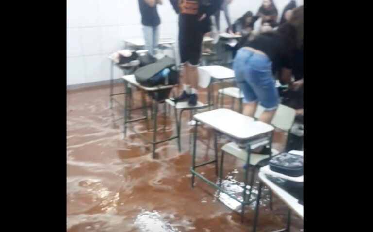 Umuarama: Chuva alaga salas de aula e outras estruturas da Escola Durval Seifert