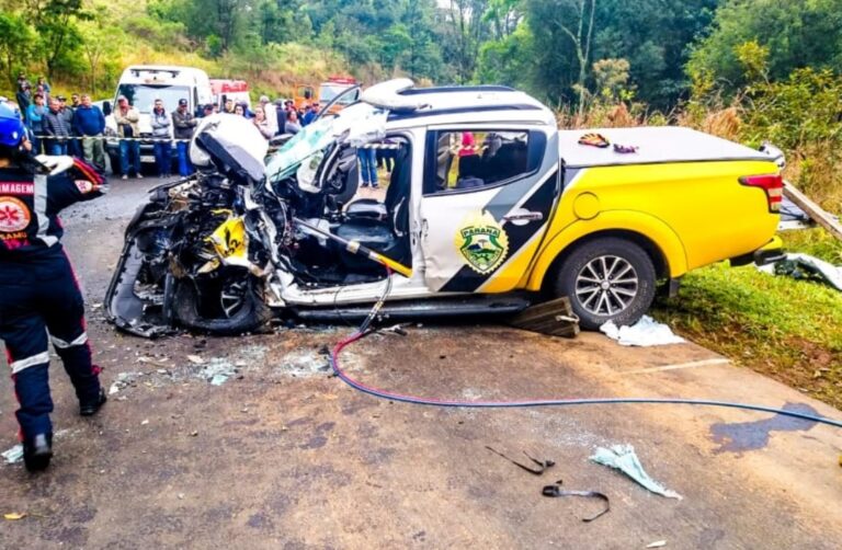 Policial rodoviário fica gravemente ferido após colisão contra carro-forte na PR-487