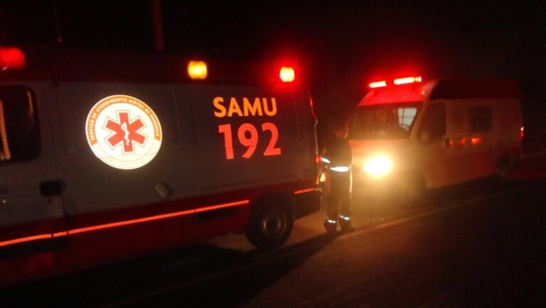 Mãe é agredida pelo filho de 22 anos e fica caída na calçada à espera de socorro