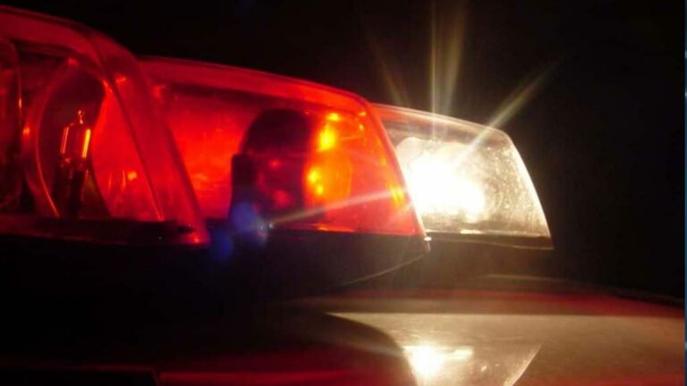 Homem bebe, fica agressivo com a família e ainda xinga policiais