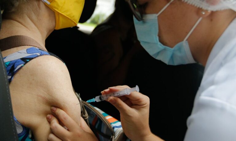 Saúde de Umuarama aplica 1ª e 2ª doses de vacinas contra a Covid nesta quinta