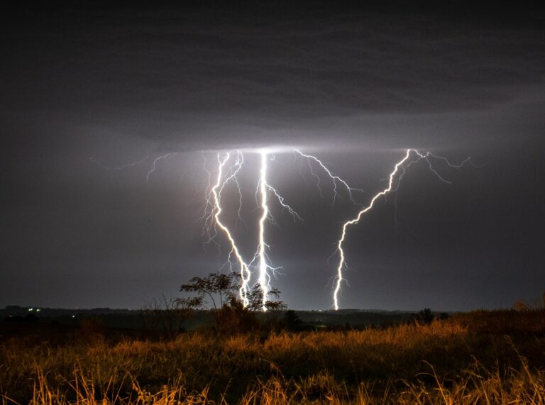 Defesa Civil emite alerta de chuva intensa com raios e vendaval para a região de Umuarama