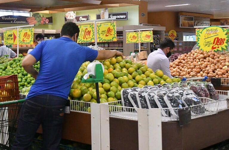 Procon indica que tomate, banana, batata, desodorante e sabão em pó tiveram alta de preços