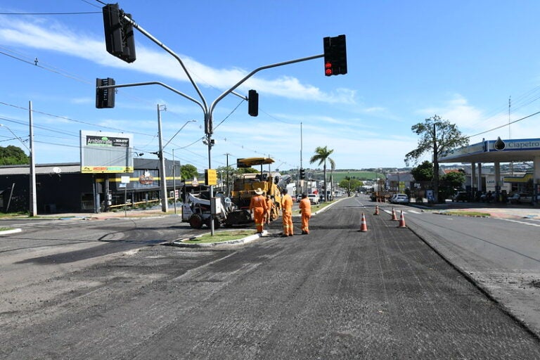 Motoristas devem ficar atentos aos reparos no pavimento da avenida Tiradentes