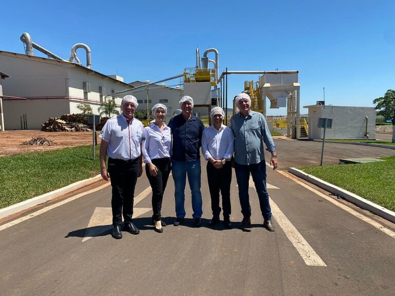Comitiva visita indústria de mandioca e renova convite para empresa se instalar em Umuarama