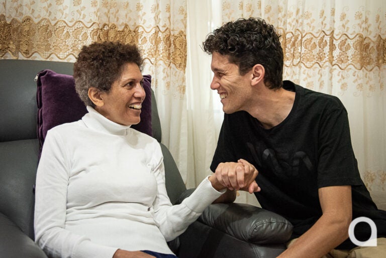 (Vídeo) Amor do filho nos cuidados com a mãe que tem Alzheimer comove e inspira famílias
