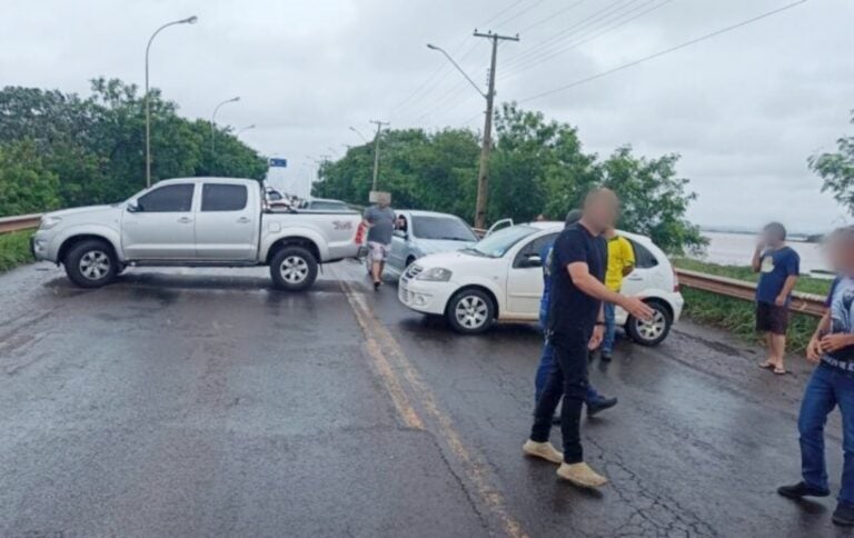 Manifestantes interditam a Ponte Ayrton Senna na cidade de Guaíra