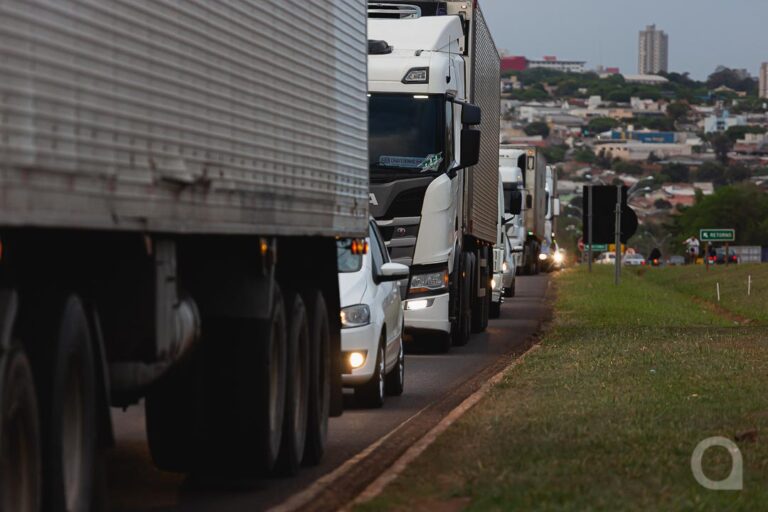Caminhoneiros e taxistas recebem parcela de R$ 1 mil de auxílio nesta terça