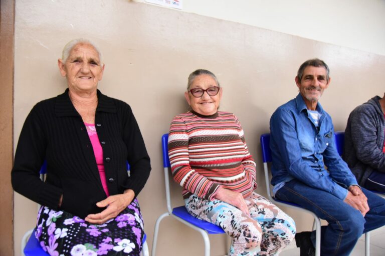Famílias chegam cedo aos locais de votação em Umuarama
