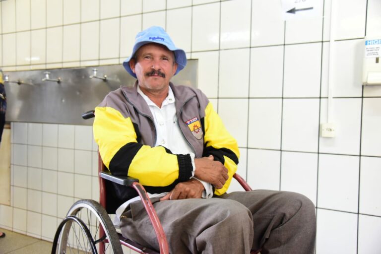 Dificuldade de locomoção não impede eleitor de votar em Umuarama