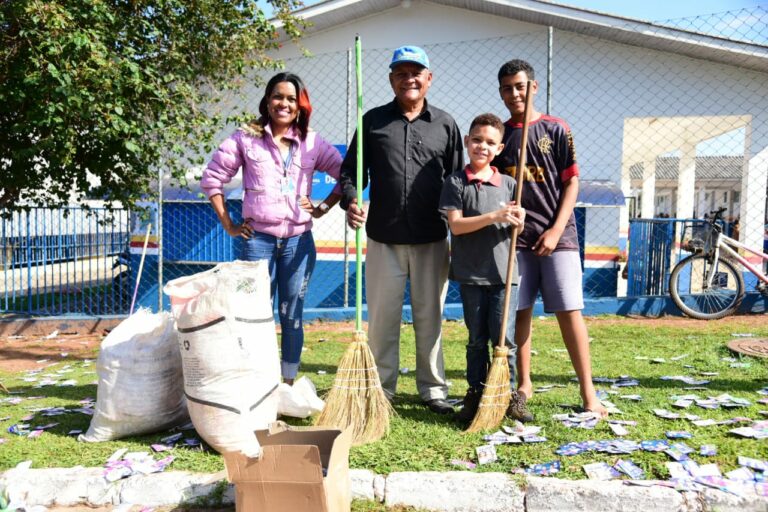 Parque Industrial: Família recolhe santinhos jogados em frente a escola para destinar à reciclagem