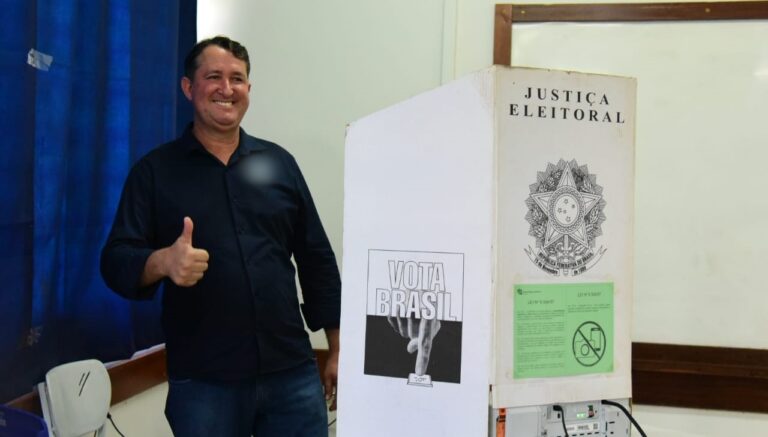 Umuarama: Prefeito Hermes Pimentel encara longa fila para conseguir votar na UEM