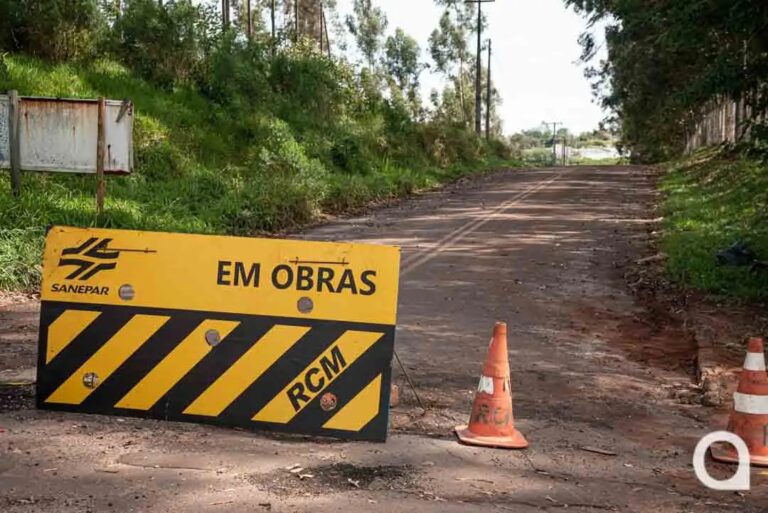 Implantação de tubulação de esgoto em volta a interromper trânsito em Umuarama