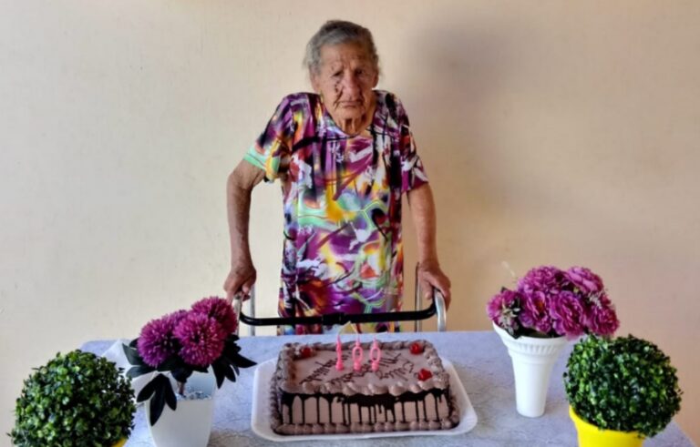 Família comemora os 100 anos de moradora do bairro São Cristóvão, em Umuarama