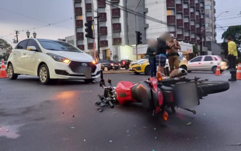 Motociclista sofre corte profundo na perna após colisão na esquina da Castelo com a Ney Braga