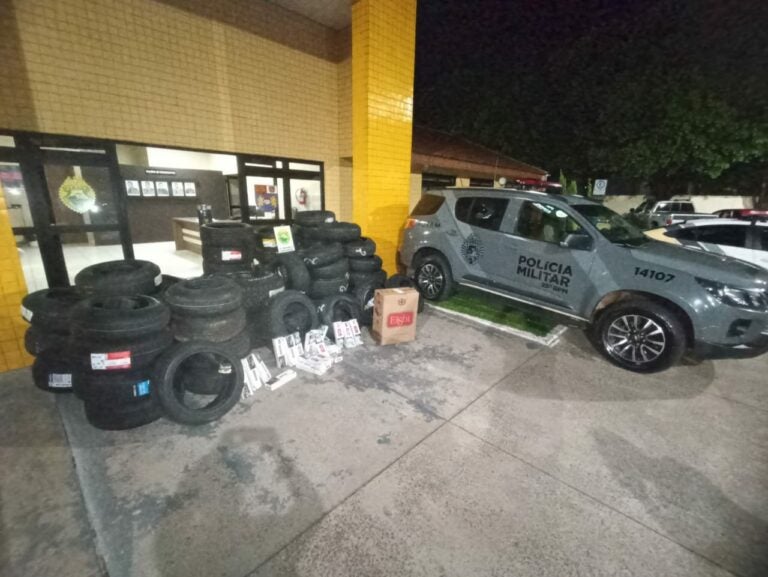 (Vídeo) Rotam intercepta contrabando de pneus e cigarros do Paraguai na PR-323, em Umuarama