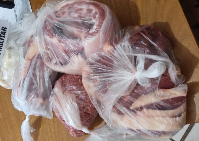 Mulher é presa após ser acusada de furtar 8 kg de carne em mercado de Umuarama
