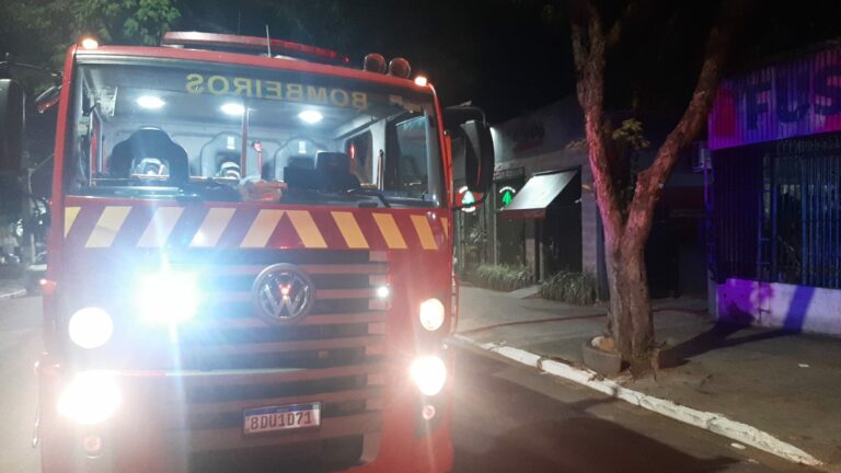 Urgente! Bombeiros contêm incêndio em residência no centro de Umuarama
